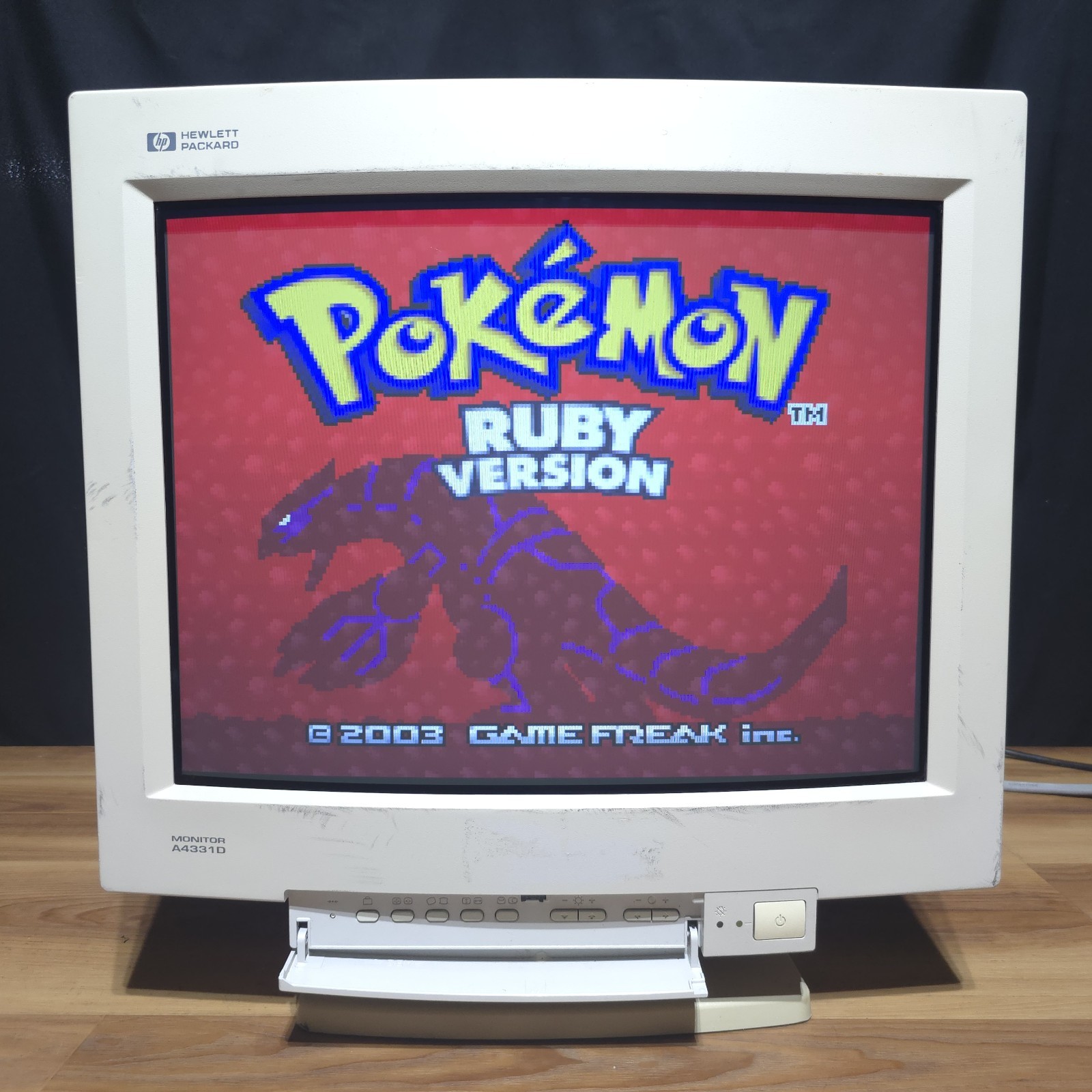 Hewlett Packard 20" A4331 Sony Trinitron 1600x1200 VGA CRT Monitor - For Parts or Repair
